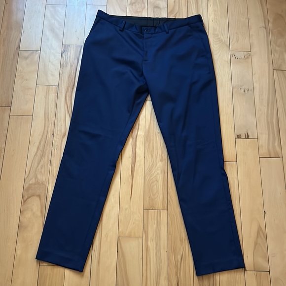 Selling my navy blue Zara tuxedo set (2 pieces). - Picture 3 of 4